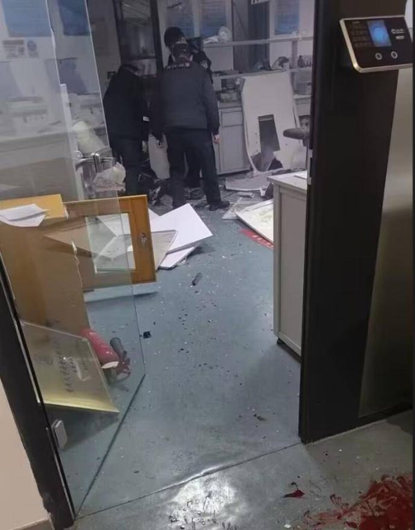 重庆大学实验室闪爆致1死3伤，有学生称事发时响声巨大，记者实探：事发地位于图书馆负一楼，受伤学生已转院