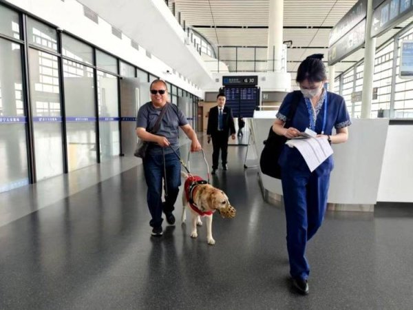 济宁大安机场贴心保障盲人旅客携导盲犬乘机